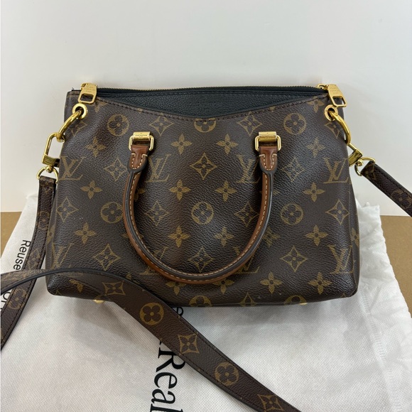 Louis Vuitton Handbags - Louis Vuitton Paris, Brown Purse, Excelent Condition, Comes with Strap
